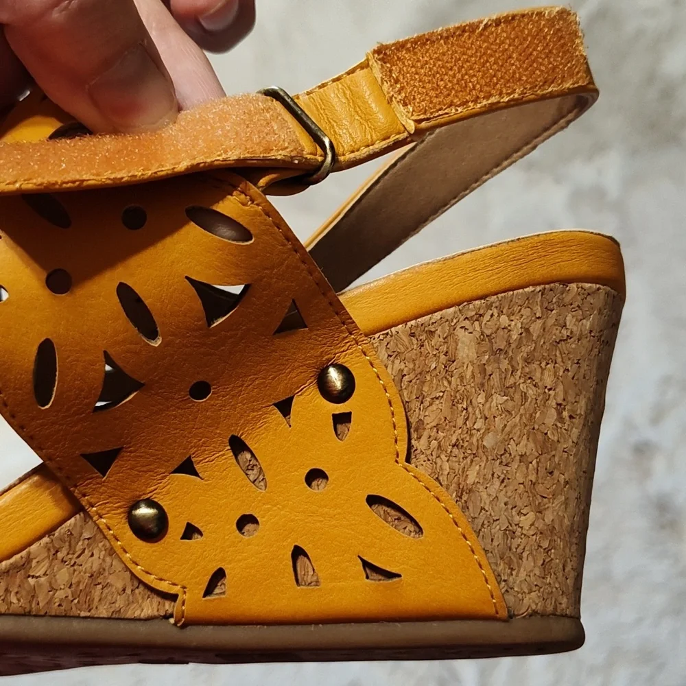 Mootsies Tootsies Tania Sun Cutout Wedge Sandals Mustard Yellow Summery Size 9